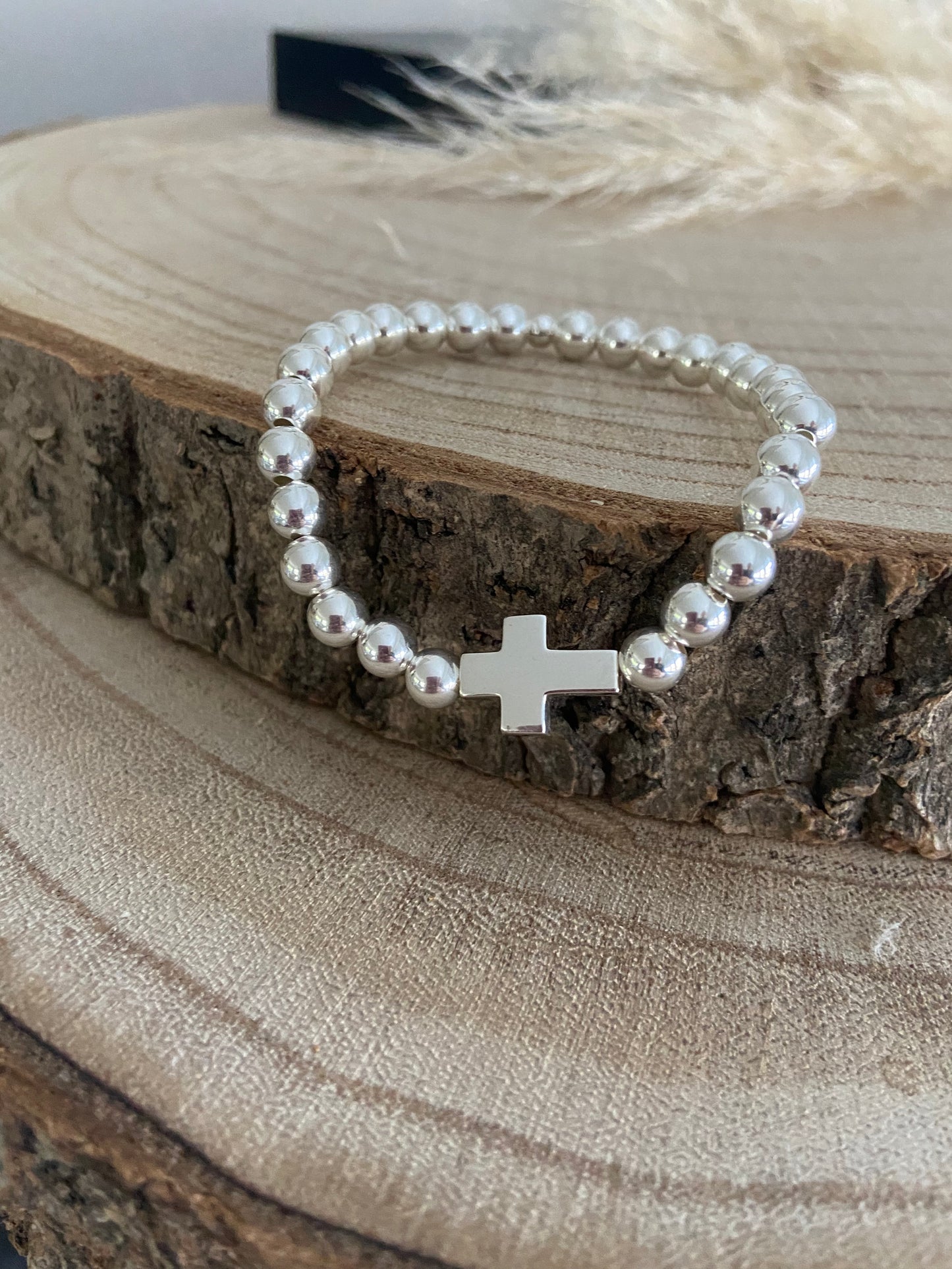 Bracelet intercalaire croix perles de 6 mm