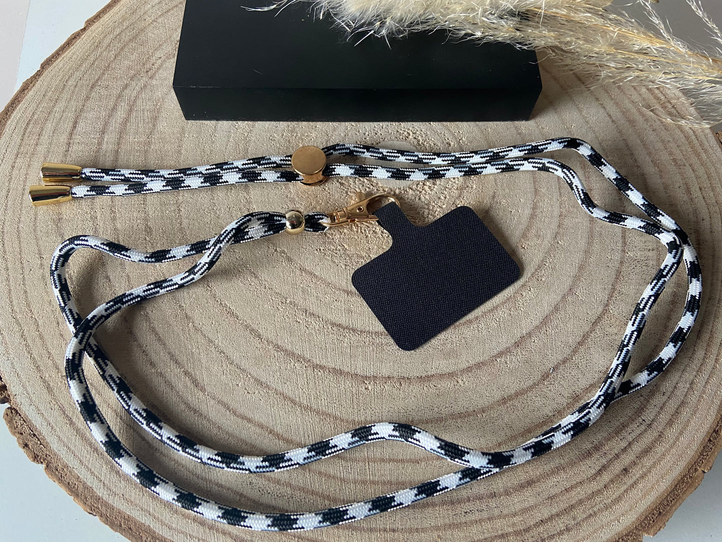 Bijou de téléphone noir et blanc