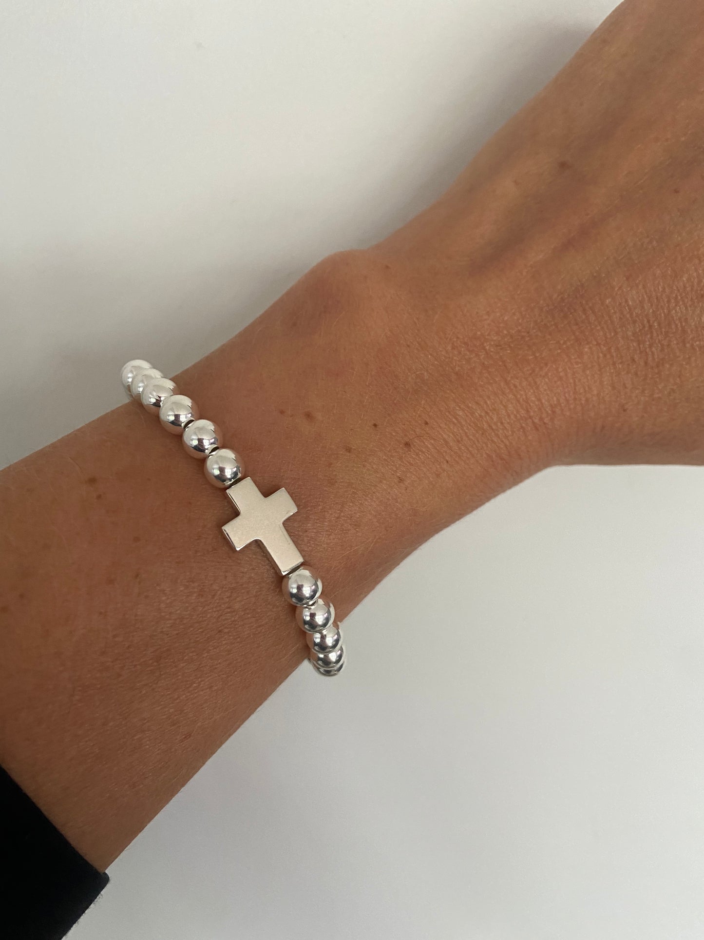 Bracelet intercalaire croix perles de 6 mm