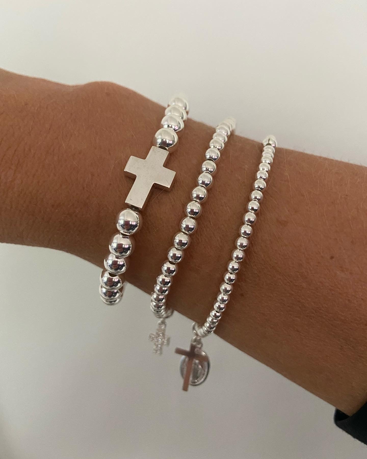 Bracelet intercalaire croix perles de 6 mm